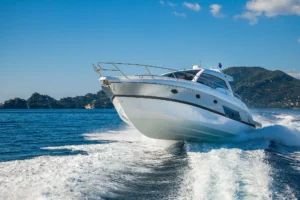 A fibreglass boat heads down the Swan River. This type of boat is financed by Perth boat finance broker Loans Unlimited.